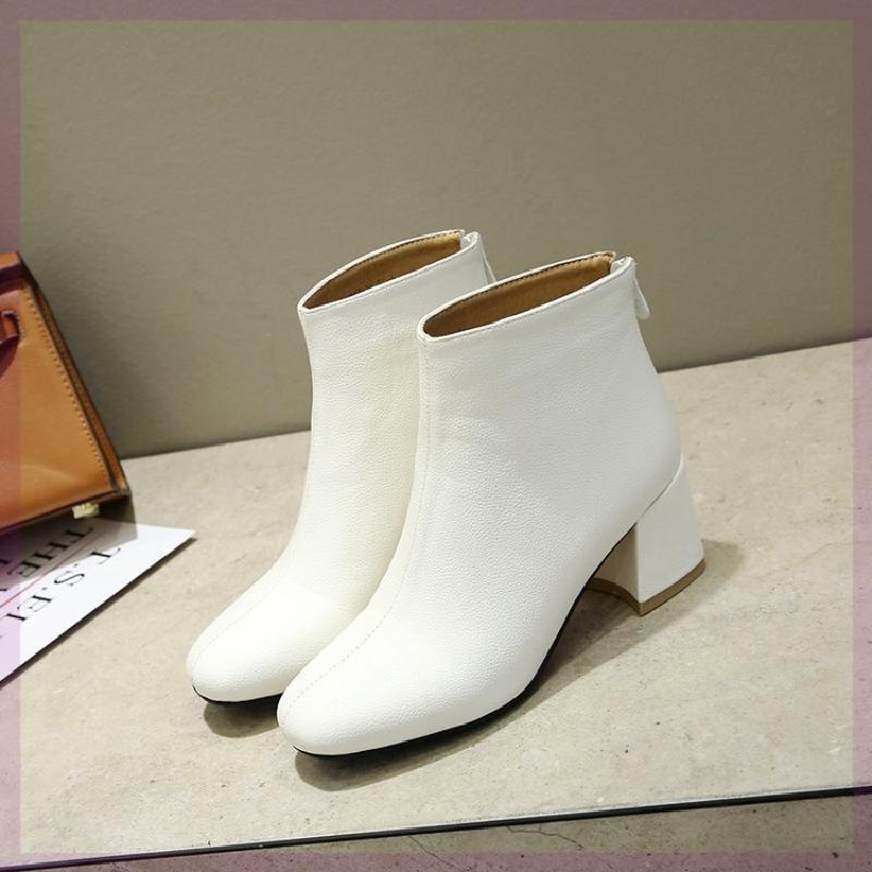 Bottines Blanches Élégantes à Talon Carré
